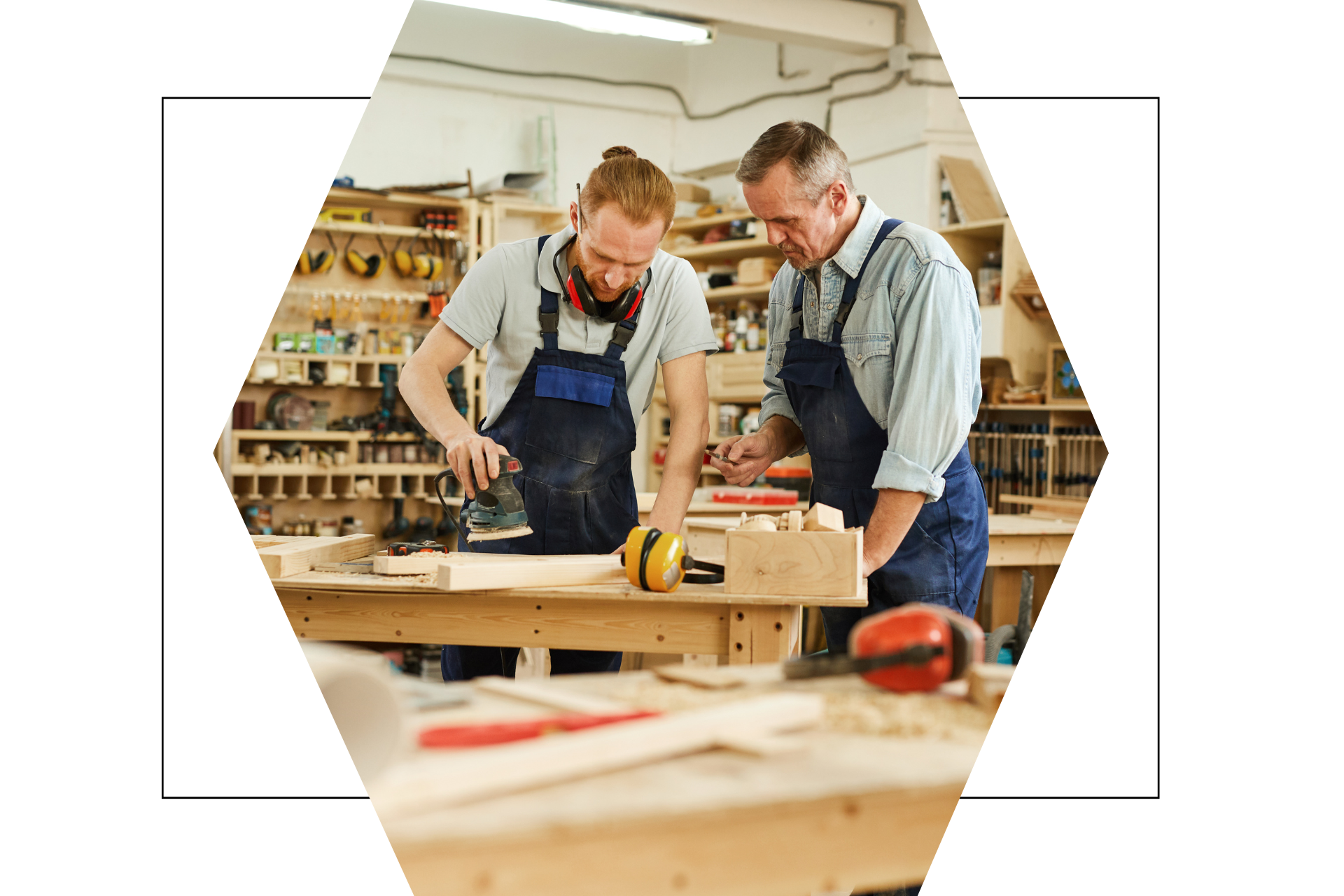 dwaj stolarze robią meble na wymiar w swojej stolarni